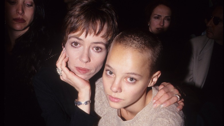 Mackenzie Phillips avec un bras autour de Bijou Phillips