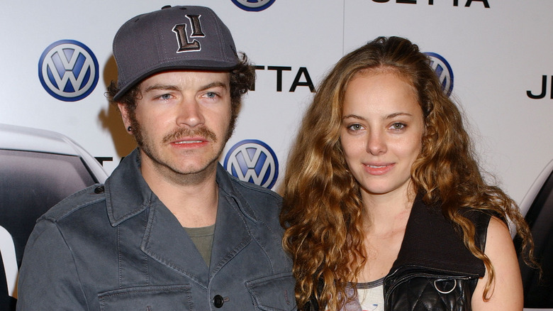 Danny Masterson fronçant les sourcils, Bijou Phillips souriant