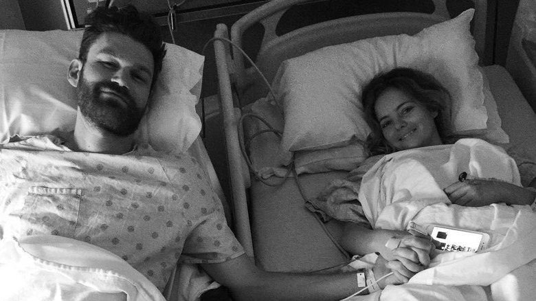 Bijou Phillips et donneur de rein dans des lits d'hôpital