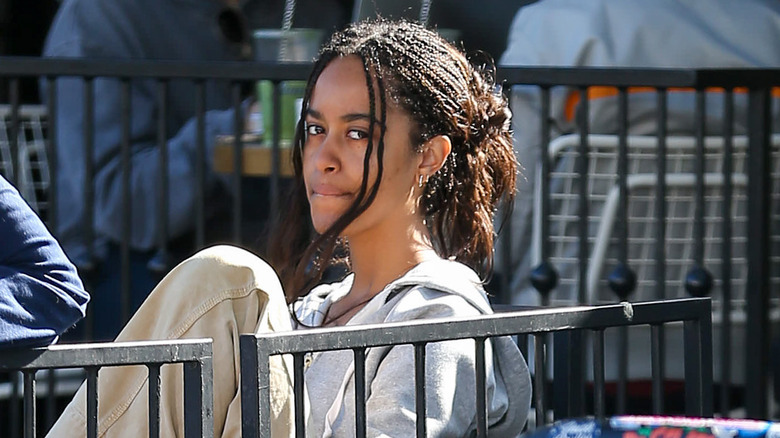 Malia Obama se tient la jambe