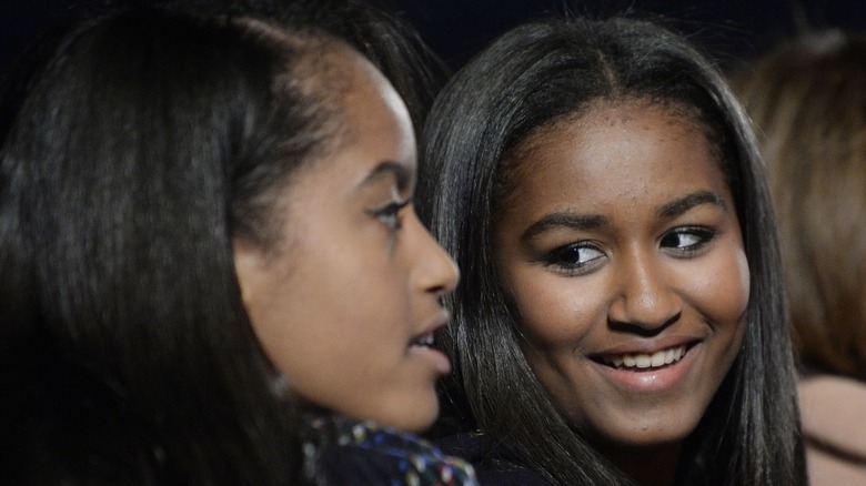 Sasha Obama regarde sa sœur Malia