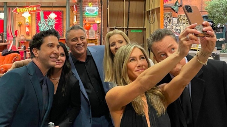 Jennifer Aniston prend un selfie avec le casting de Friends