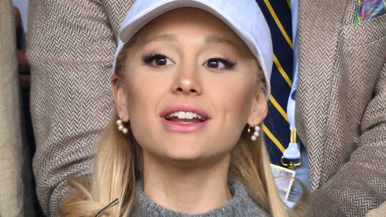 Ariana Grande souriante