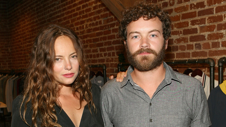 Bijou Phillips avec la main sur l'épaule de Danny Masterson