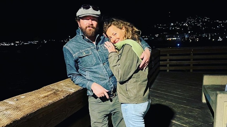 Danny Masterson avec un bras autour de Bijou Phillips