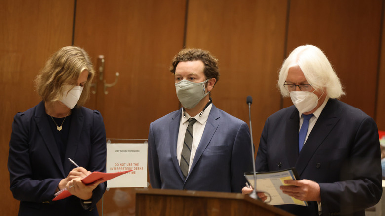 Danny Masterson porte un masque dans la salle d'audience