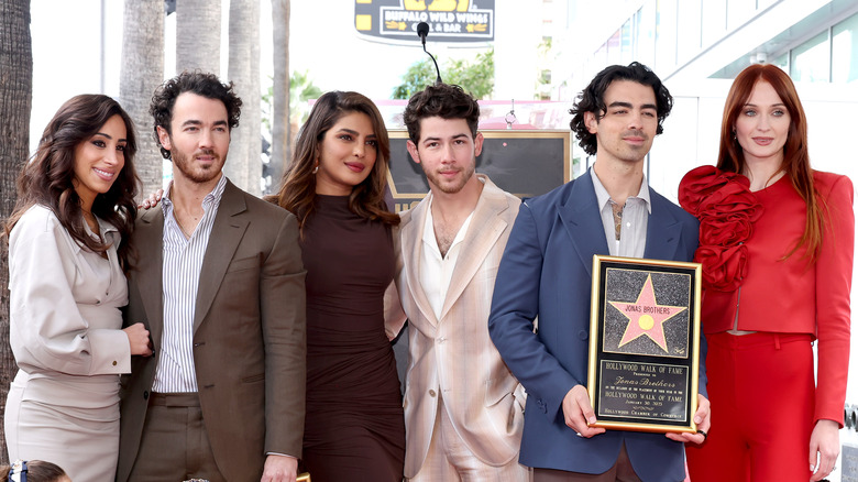 Sophie Turner posant avec les Jonas Brothers