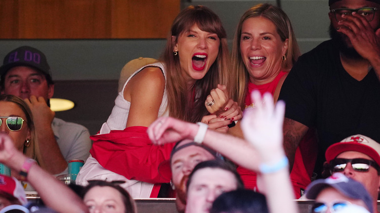 Taylor Swift applaudit en blanc