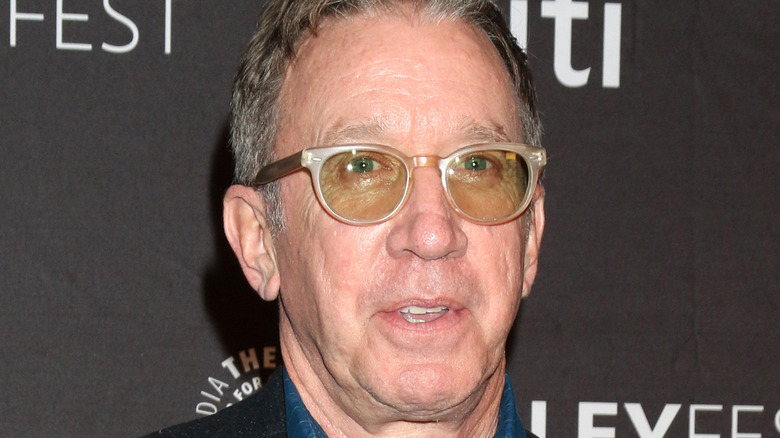 Tim Allen porte des lunettes