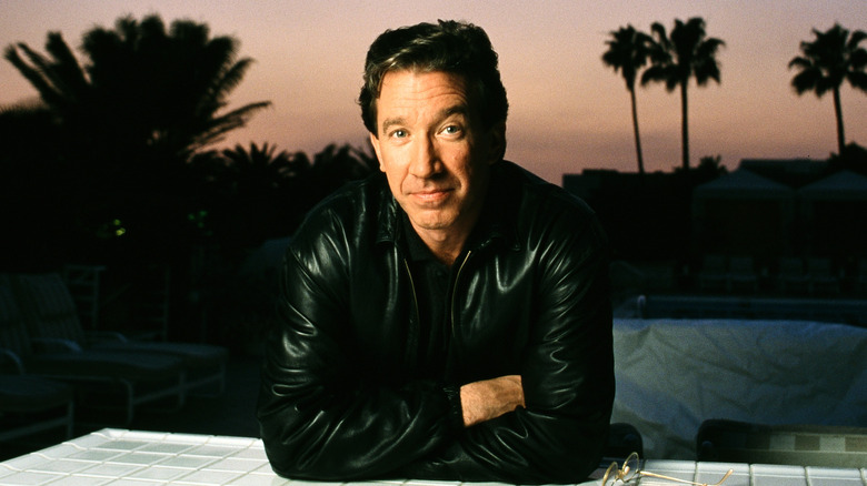 Tim Allen porte une veste noire