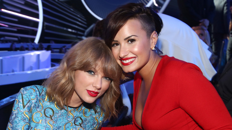 Taylor Swift et Demi Lovato posant ensemble