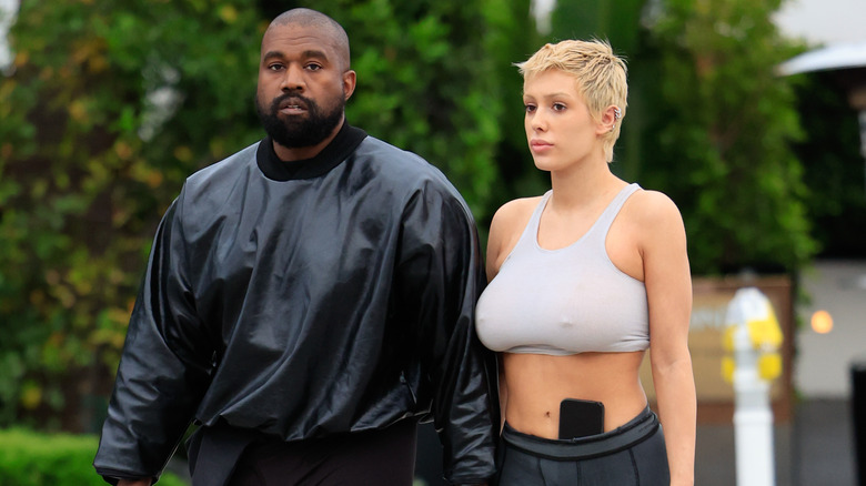 Bianca Censori et Kanye West marchant