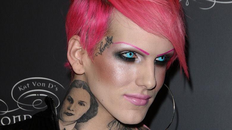 Jeffree Star aux cheveux roses