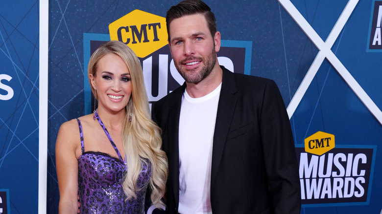 Carrie Underwood et Mike Fisher, tous deux souriants