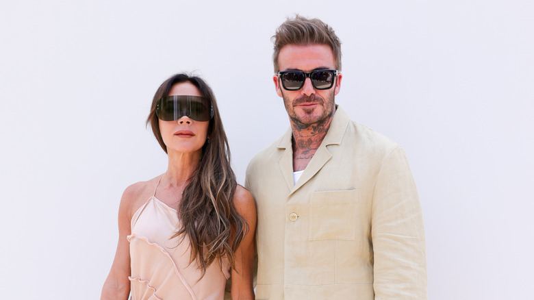 Victoria et David Beckham, portant des tenues assorties