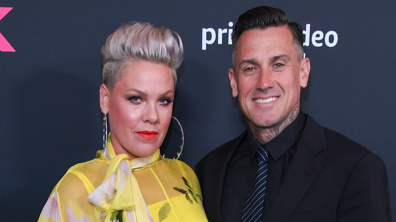 Pink et Carey Hart, posant ensemble