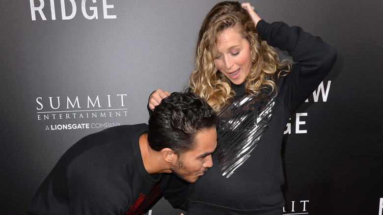 Carlos PenaVega embrasse le baby bump d'Alexa PenaVega