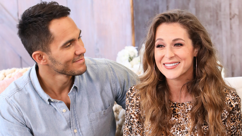 Carlos PenaVega regarde Alexa PenaVega