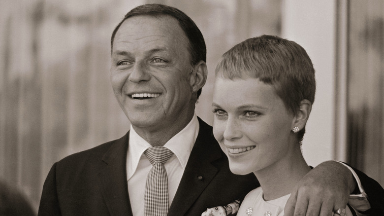 Frank Sinatra pose avec Mia Farrow