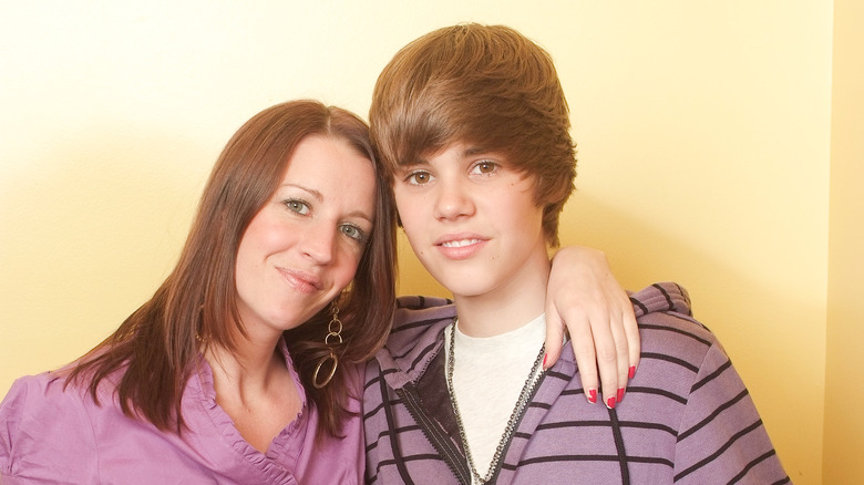 Justin Bieber pose avec sa mère Pattie Mallette