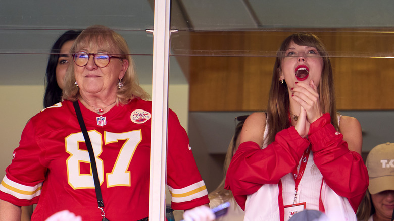 Taylor Swift avec la mère de Travis Kelce