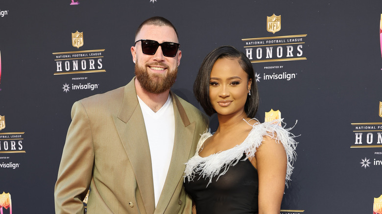 Travis Kelce et Kayla Nicole tapis rouge