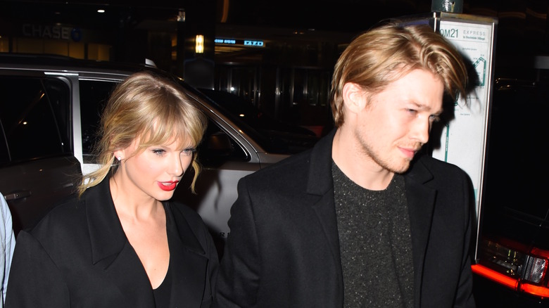 Taylor Swift et Joe Alwyn marchant