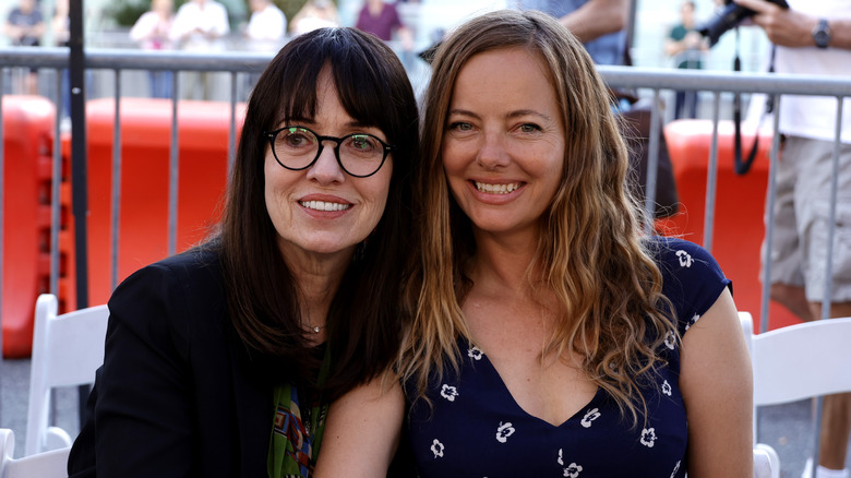 Mackenzie et Bijou Phillips sourient ensemble