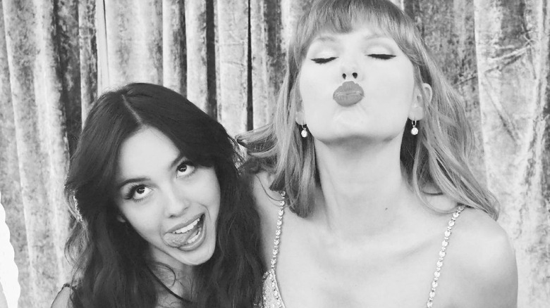 Olivia Rodrigo et Taylor Swift posant