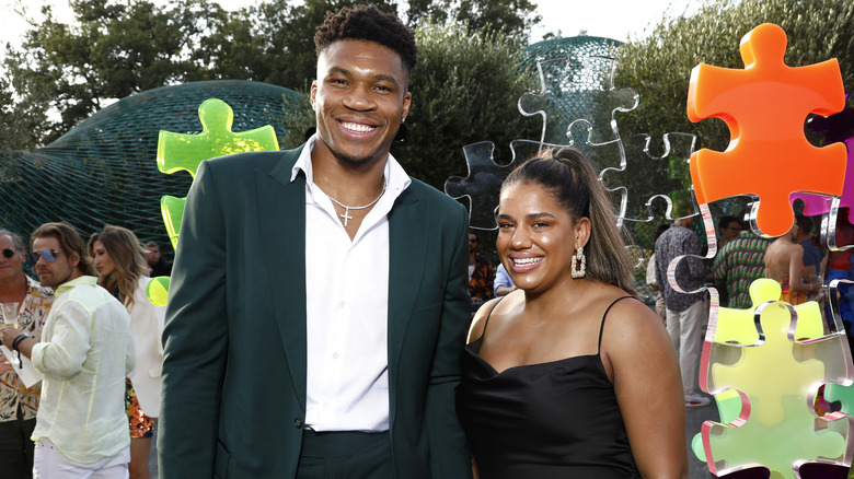 Giannis Antetokounmpo a rencontré Mariah Riddlesprigger lors d'un événement industriel