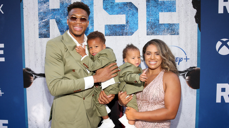 Giannis Antetokounmpo a rencontré Mariah Riddlesprigger sur le tapis rouge