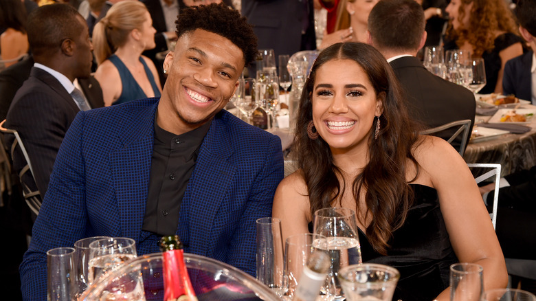 Giannis Antetokounmpo a rencontré Mariah Riddlesprigger lors d'un événement industriel