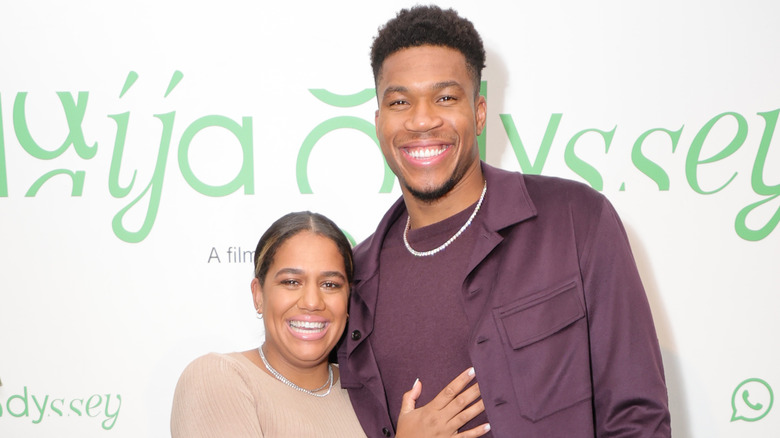 Giannis Antetokounmpo a rencontré Mariah Riddlesprigger sur le tapis rouge