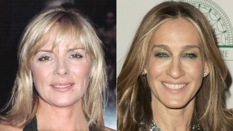 Kim Cattrall souriante et Sarah Jessica Parker souriante