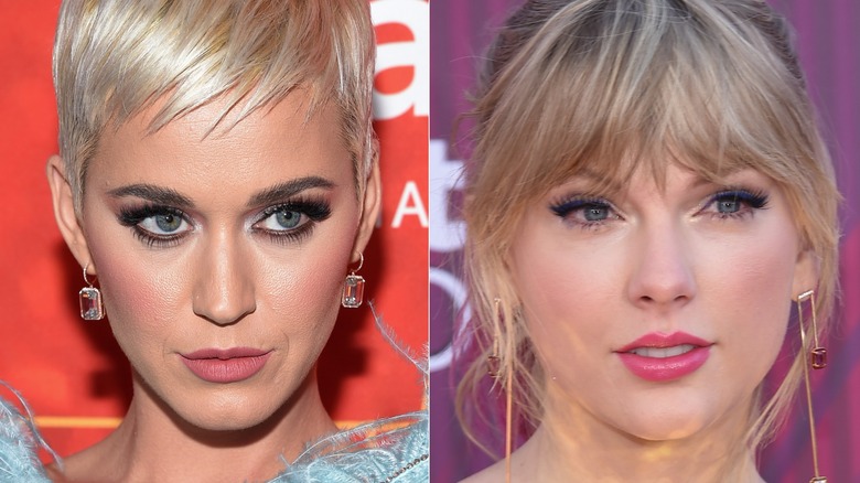 Katy Perry posant et Taylor Swift souriante