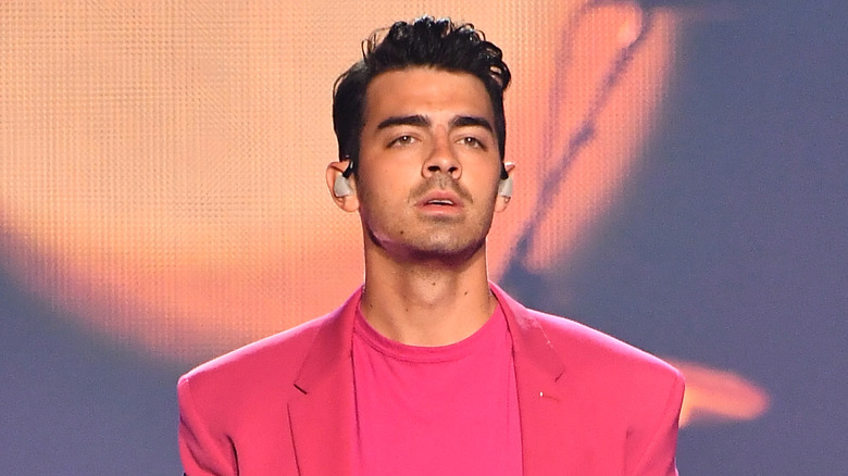 Joe Jonas sur scène tenant un micro à la main