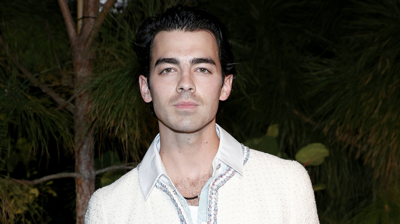 Joe Jonas posant en extérieur