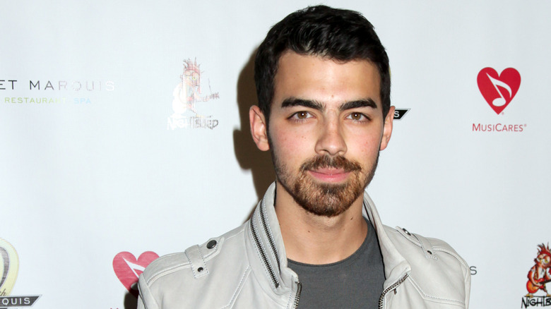 Joe Jonas posant lors d'un événement