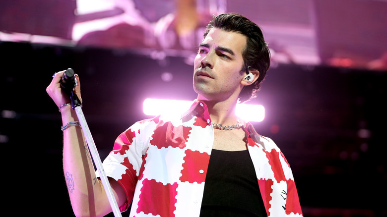 Joe Jonas sur scène tenant un micro à la main