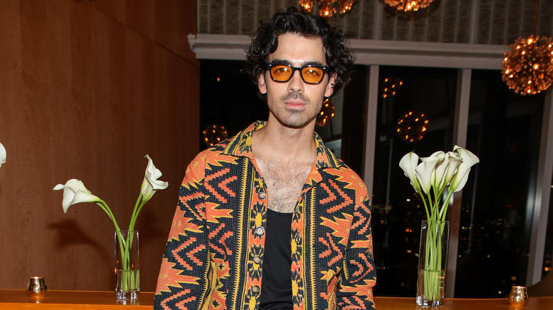 Joe Jonas posant lors d'une soirée de la fashion week