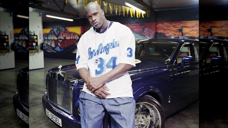 Shaquille O'Neal est assis sur le capot d'une Rolls Royce