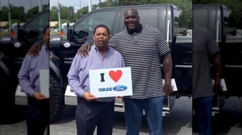 Shaquille O'Neal récupère sa Ford chez le concessionnaire Wade Ford