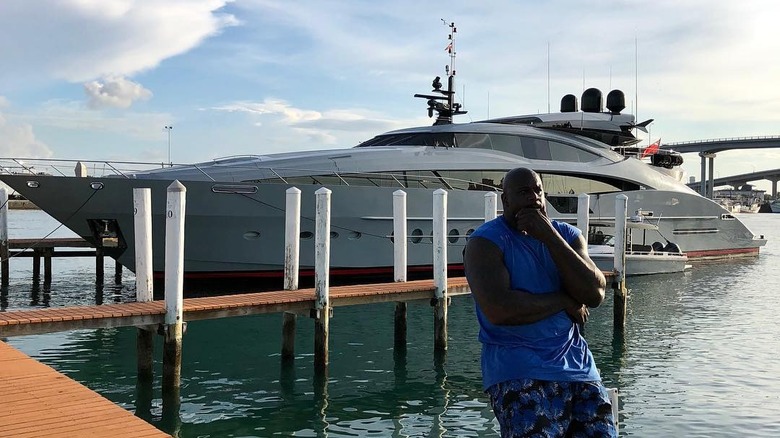 Shaquille O'Neal pose avec son yacht