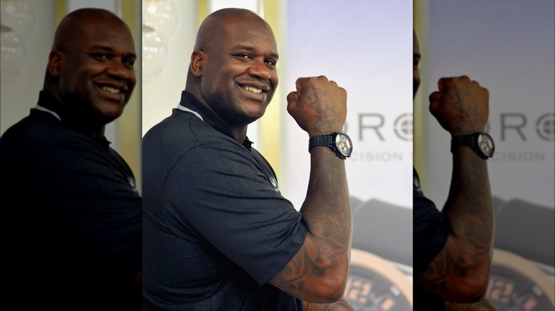 Shaquille O'Neal montre une montre sur HSN