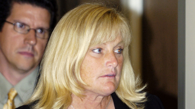 Debbie Rowe regarde sur le côté