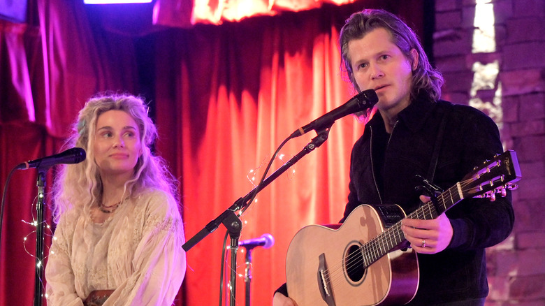 Brandon Robert Young et Clare Bowen posant