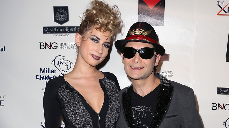 Courtney Anne Mitchell et Corey Feldman posant