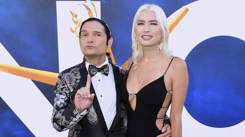 Corey Feldman et Courtney Anne Mitchell posant