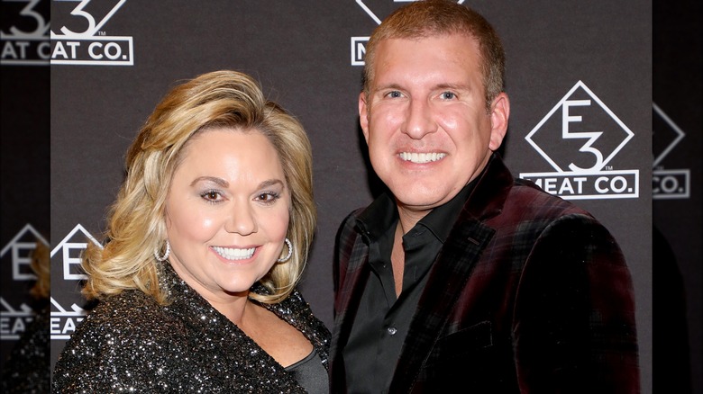 Julie et Todd Chrisley posant ensemble 