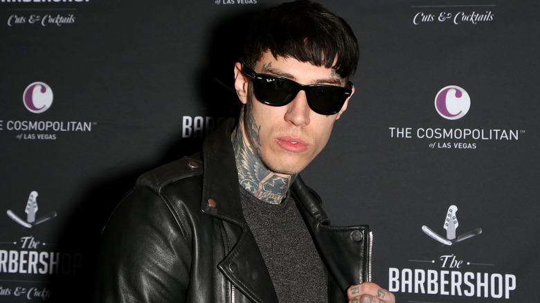 Trace Cyrus porte des lunettes de soleil